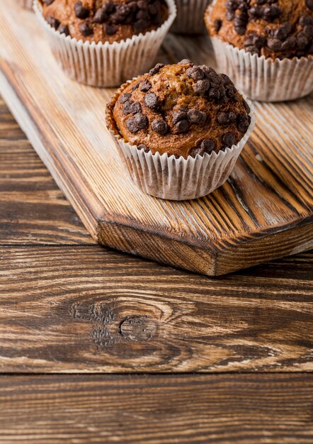 Muffins de chocolate na placa de madeira, vista alta