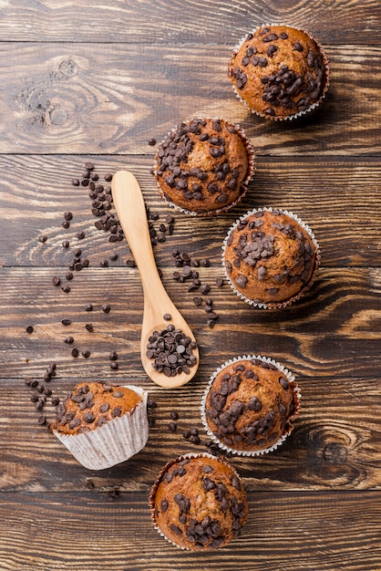 Foto grátis muffins de deliciosa vista superior em fundo de madeira