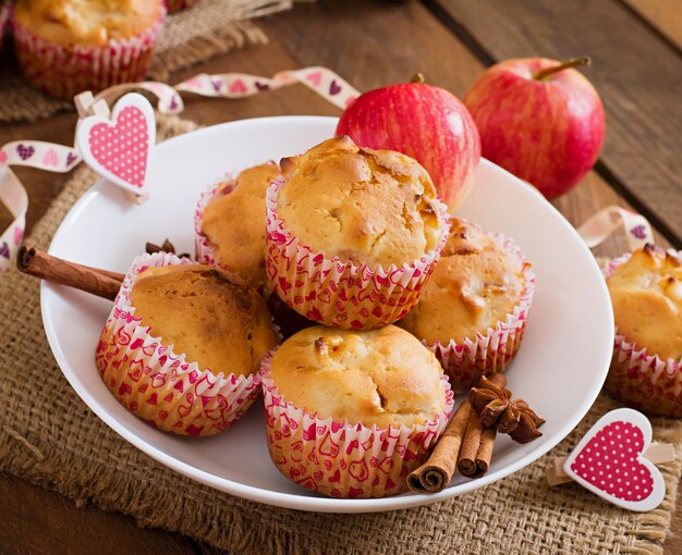 Muffins de frutas com noz-moscada e pimenta da Jamaica em uma cesta de vime sobre uma mesa de madeira