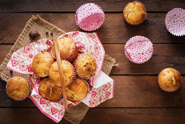 Muffins de frutas com noz-moscada e pimenta da jamaica em uma mesa de madeira