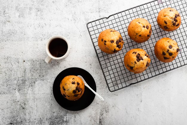 Muffins de vista superior com chocolate