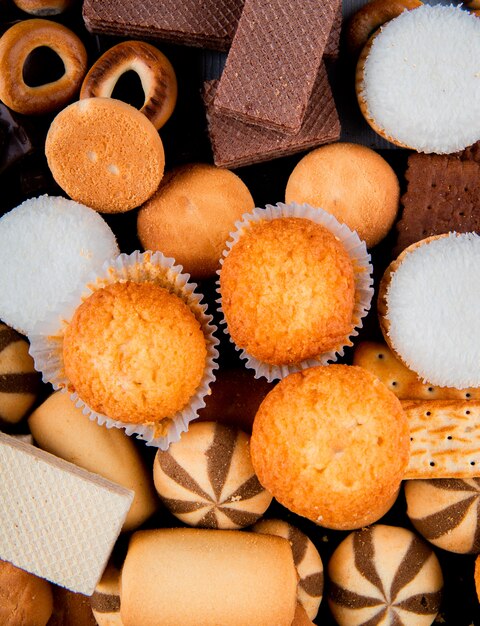 Muffins de vista superior com marshmallows uma mistura de biscoitos e waffles de chocolate
