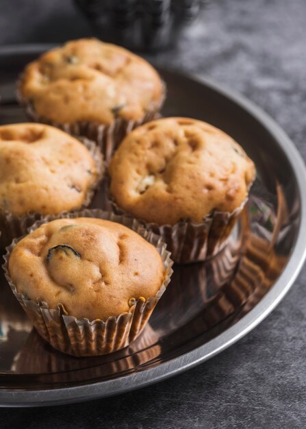 Muffins deliciosos de close-up em uma bandeja