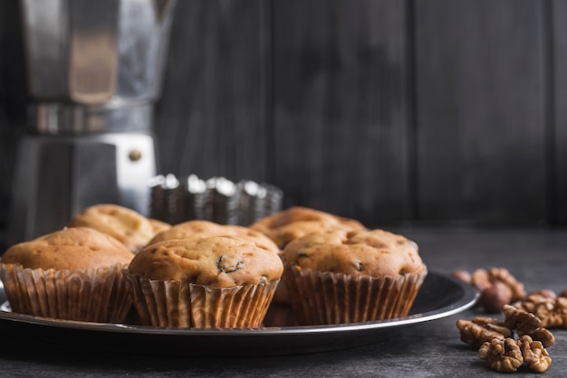 Foto grátis muffins deliciosos de close-up em uma bandeja