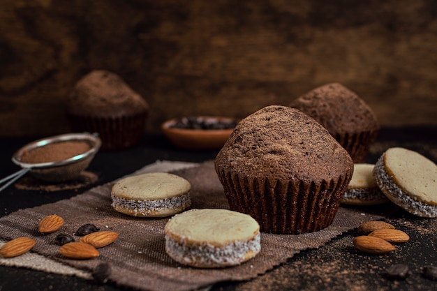 Muffins e biscoitos com fundo desfocado