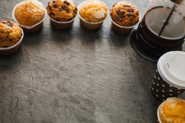 Muffins e café na mesa