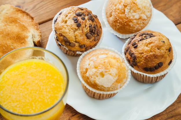 Muffins e suco de laranja