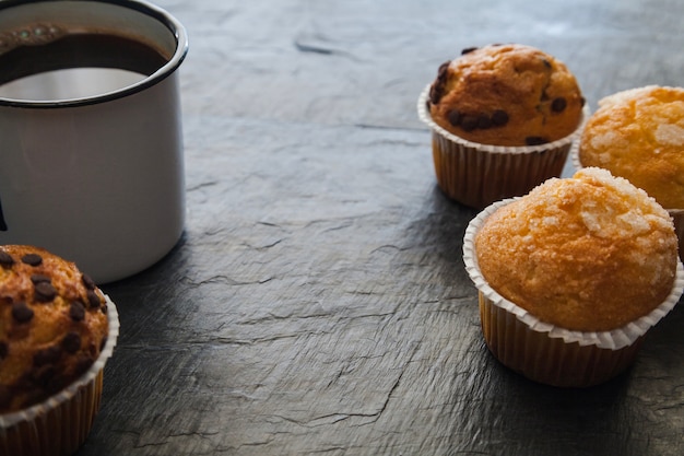 Foto grátis muffins e xícara de café