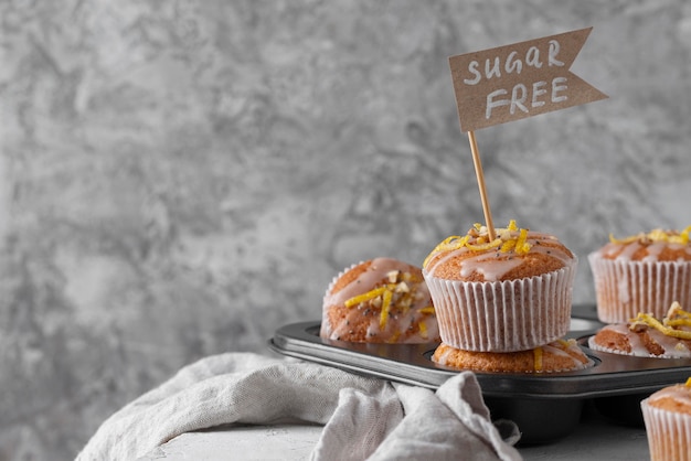 Foto grátis muffins na bandeja