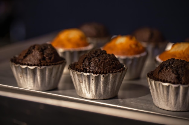 Muffins recém-assados em moldes de metal close-ups em uma padaria