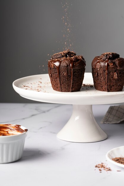 Muffins saborosos com chocolate no suporte