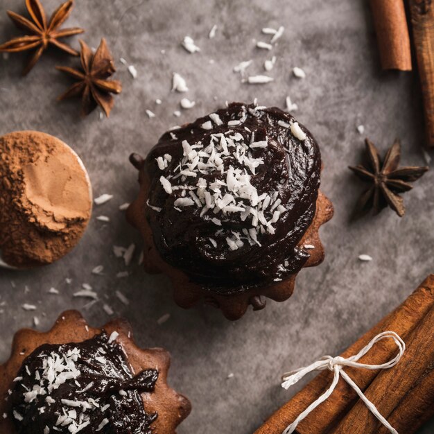 Muffins saborosos de close-up com chocolate