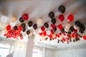 Foto grátis muitas belas bolas para decorar o espaço