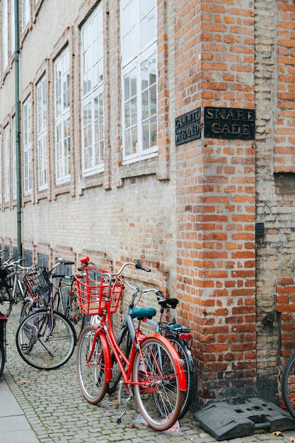 Muitas bicicletas na rua de paralelepípedos