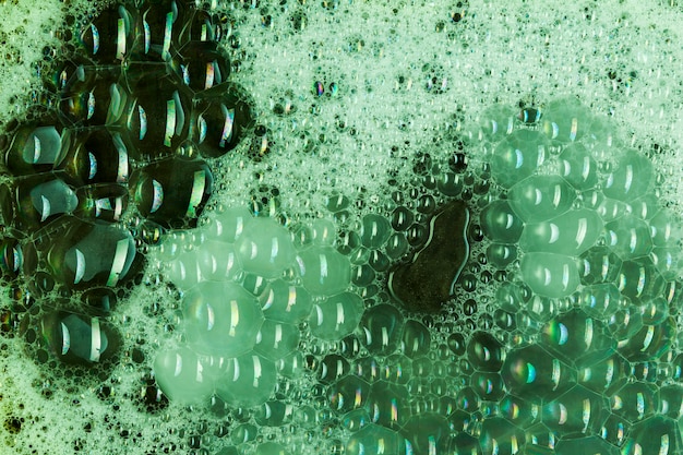 Muitas bolhas grandes na espuma verde profunda