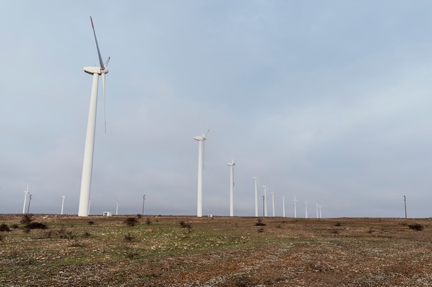 Muitas turbinas eólicas no campo gerando energia