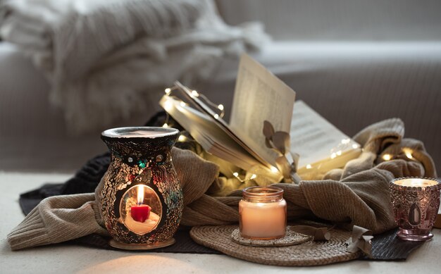 Muitas velas com castiçais no espaço da casa. Conforto e aconchego do lar.