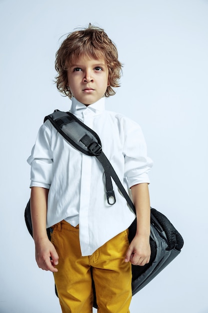 Foto grátis muito jovem com roupas casuais em estúdio branco