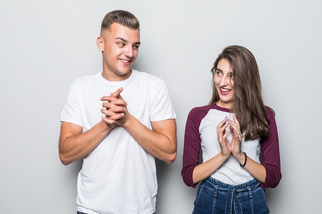 Muito jovem e bonito casal menino e menina se preparando para algo novo isolado no branco