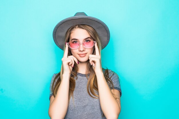 Foto grátis muito jovem modelo na moda camiseta, chapéu e óculos transparentes isolados sobre fundo verde