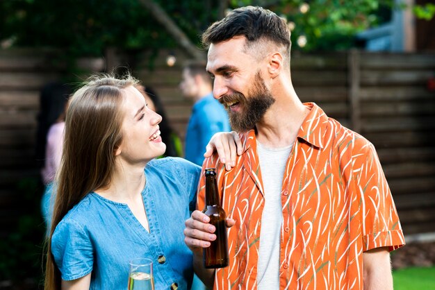 Muito jovens amigos com bebidas olhando uns aos outros