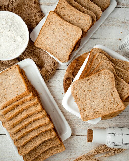 Muito pão fatiado na mesa