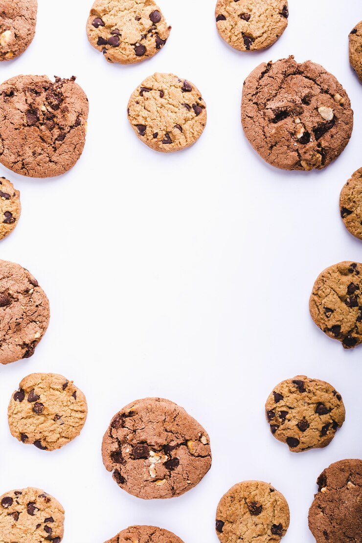 Foto grátis muitos biscoitos de chocolate dispostos em um círculo em um fundo branco com um espaço de cópia