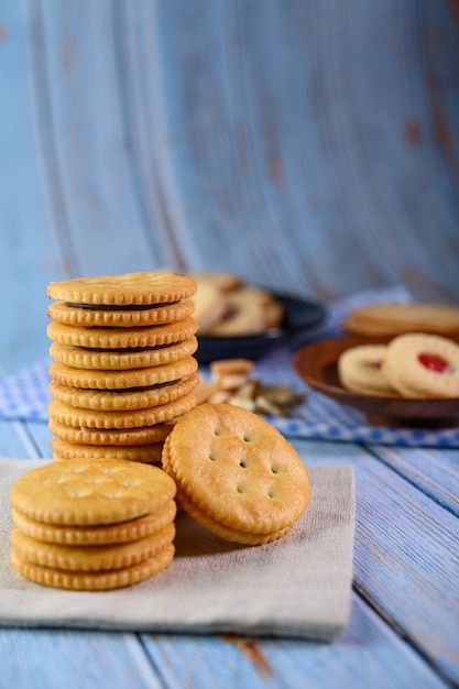Muitos biscoitos são colocados no tecido e depois sobre uma mesa de madeira.