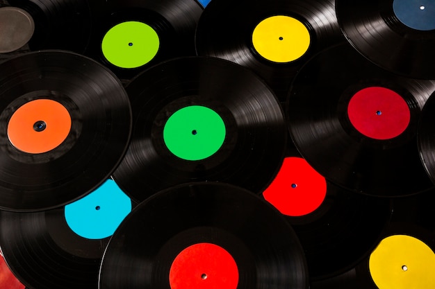 Foto grátis muitos discos de vinil coloridos e pretos