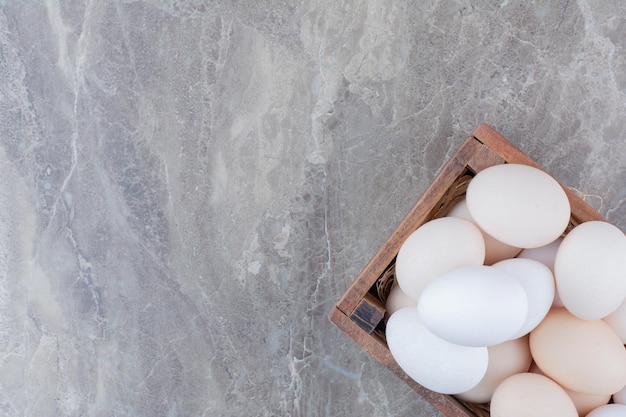 Muitos ovos brancos de frango fresco na cesta. foto de alta qualidade