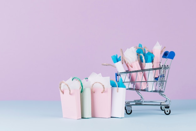 Foto grátis muitos sacos de compras de papel colorido no carrinho