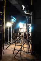 Foto grátis muitos sistemas de iluminação led, poucos com filtros de cores e escadas no set de filmagem