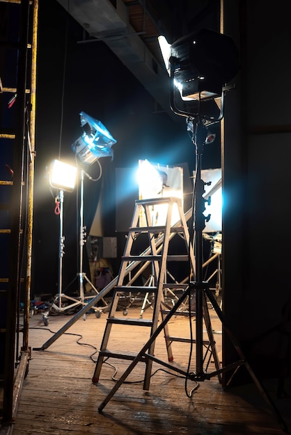 Muitos sistemas de iluminação LED, poucos com filtros de cores e escadas no set de filmagem