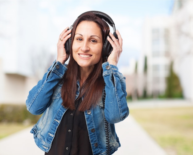 Foto grátis mujer elegante sonriente con una claqueta