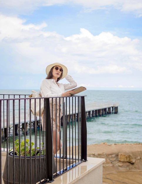 Foto grátis mulher à beira-mar