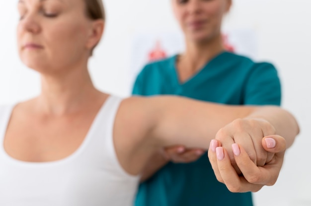 Mulher a fazer uma sessão de fisioterapia