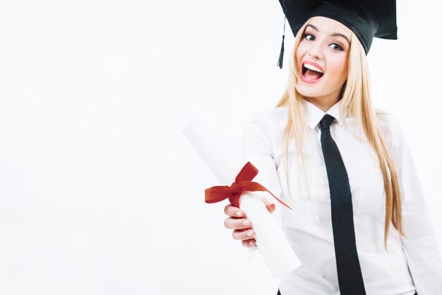 Mulher a rir com um artigo de graduação