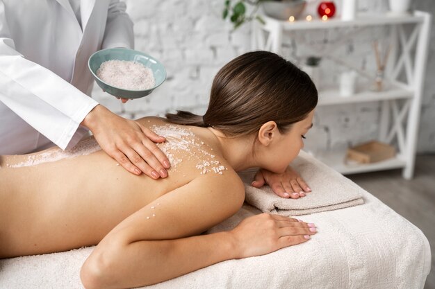 Mulher a ser massageada no spa