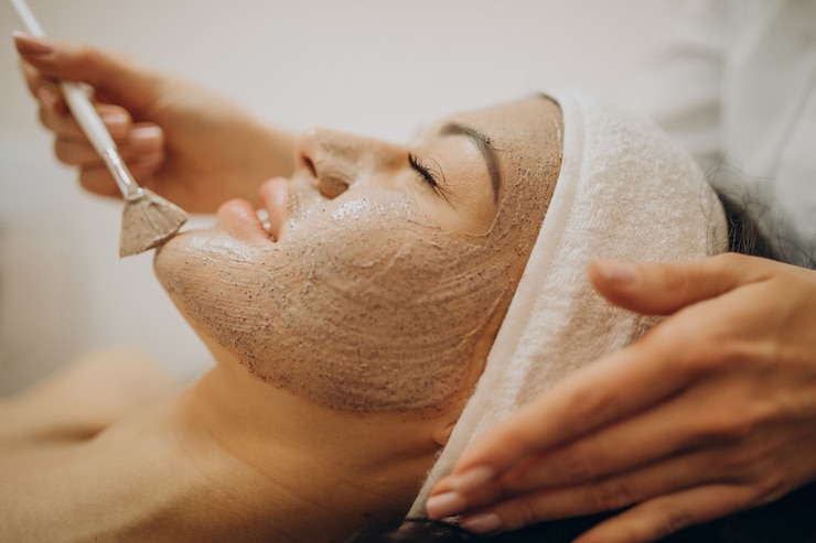 Foto grátis mulher a visitar um cosmetologista e a fazer procedimentos de rejuvenescimento