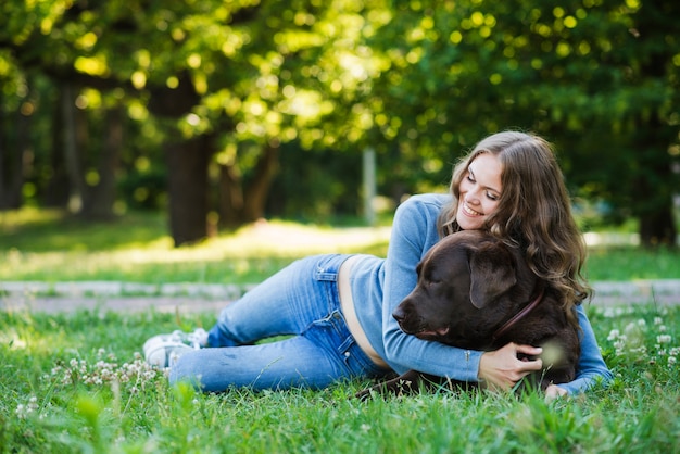 Mulher, abraçando, dela, cão, parque