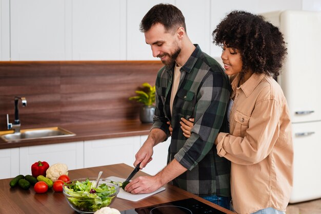 Mulher, abraçando, homem, cozinhar