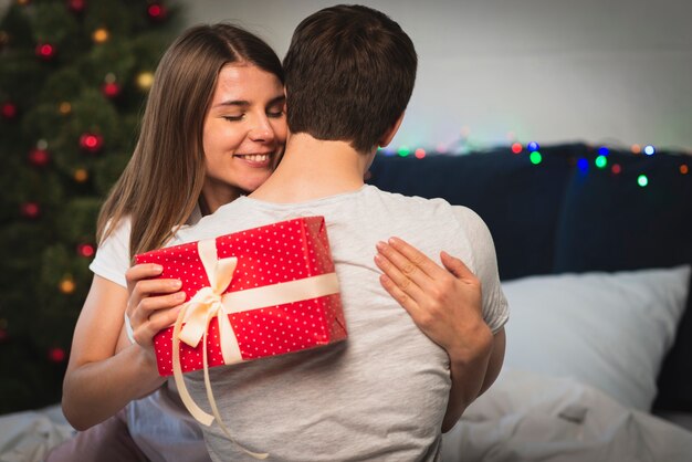 Mulher, abraçando, homem, para, presente natal