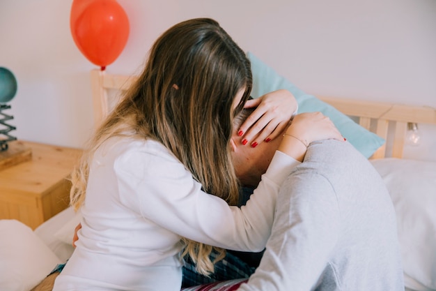 Foto grátis mulher abraçando o homem na cama