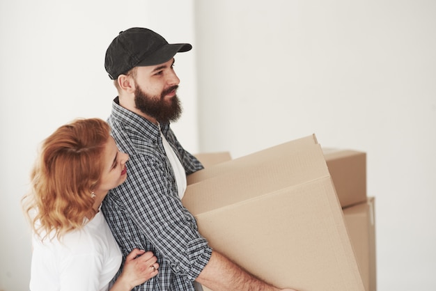 mulher abraçando o marido. Casal feliz juntos em sua nova casa. Concepção de movimento