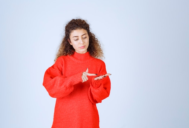 Foto grátis mulher abrindo a mão e adivinhando a sorte.