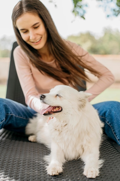 Foto grátis mulher acariciando cachorro adorável