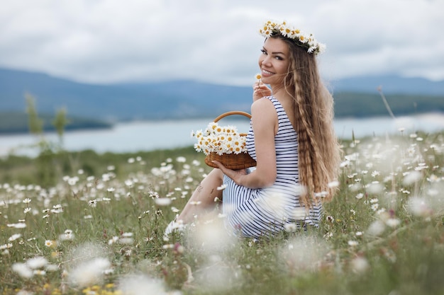 Mulher aconchegante no campo de margaridas