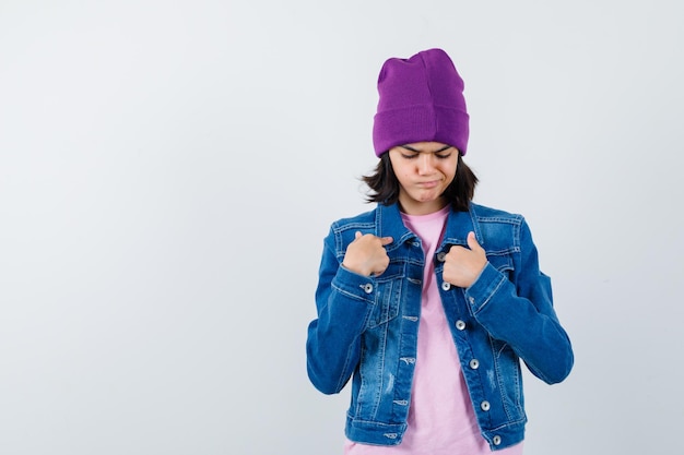 Foto grátis mulher adolescente de camisa xadrez e gorro gesticulando isolada