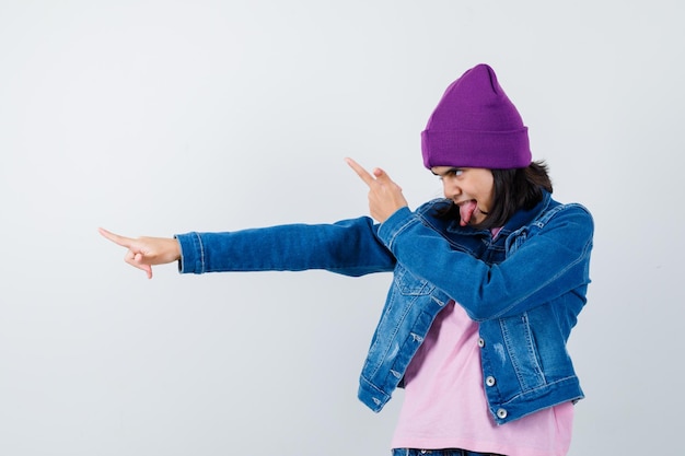 Mulher adolescente de camisa xadrez e gorro gesticulando isolada