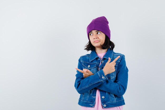 Mulher adolescente de camisa xadrez e gorro gesticulando isolada